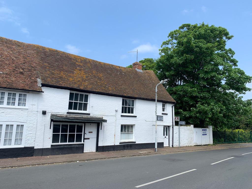 Lot: 94 - VACANT MIXED RESIDENTIAL AND COMMERCIAL PROPERTY WITH POTENTIAL - Period block in high street
